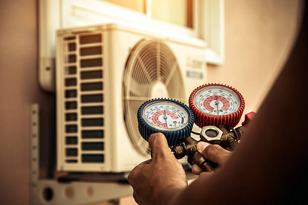 Professional Hvac technician working in Robertsville, MO
